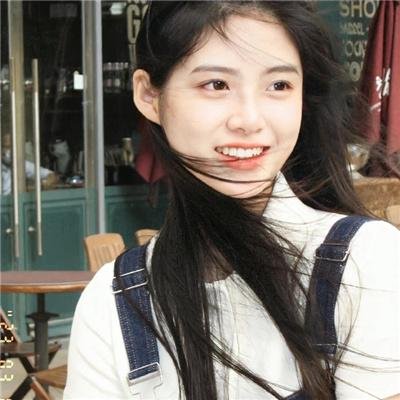 玻璃橱窗中的姑娘